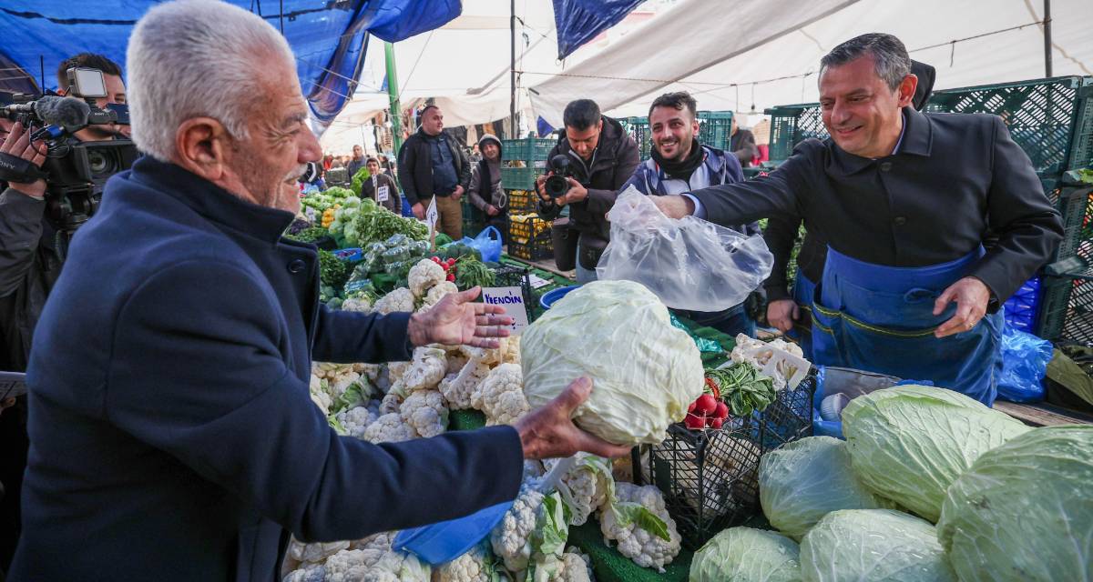 Özgür Özel pazarda lahana sattı